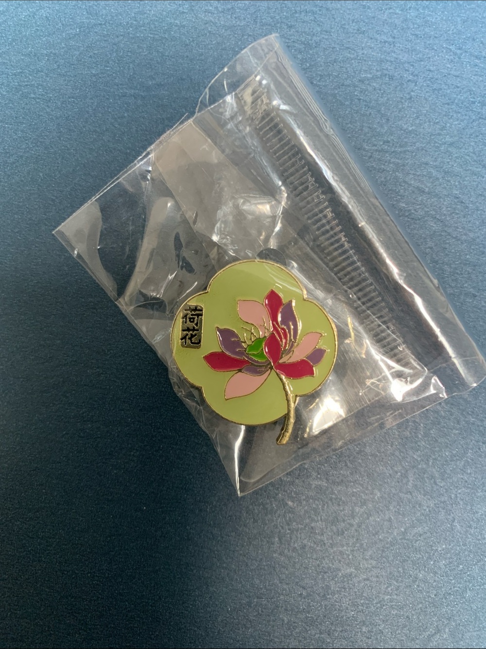 Stylish & Elegant Women’s Lotus Flower Enamel Brooch. Brand new. Size:1x1